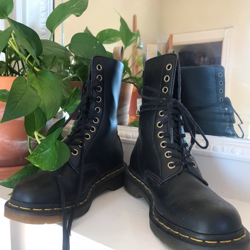[SOLD] Dr. Martens Vegan 1490 size 6